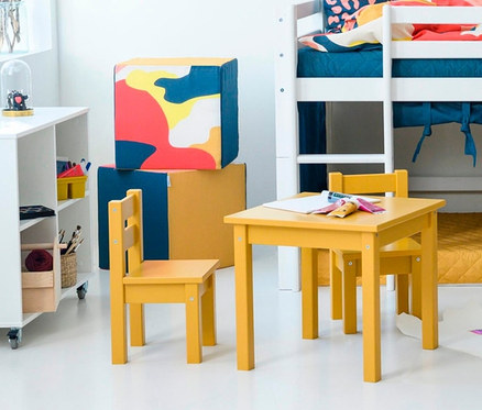 Kinderzimmer mit weißem Hochbett, gelbem Tisch und Stühlen sowie Accessoires. Zu sehen ist auch ein Hoppekids Kinderstuhl »Mads«, gelb.