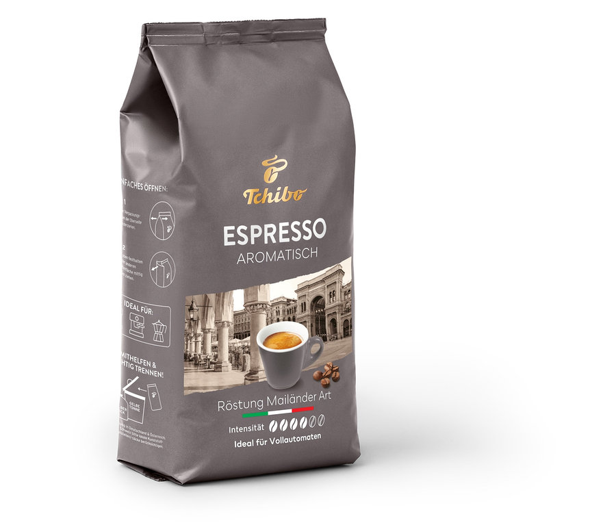 Eine graue Packung Tchibo Espresso Aromatisch Ganze Bohne. Auf der Packung ist eine Tasse Espresso und Mailänder Architektur abgebildet.