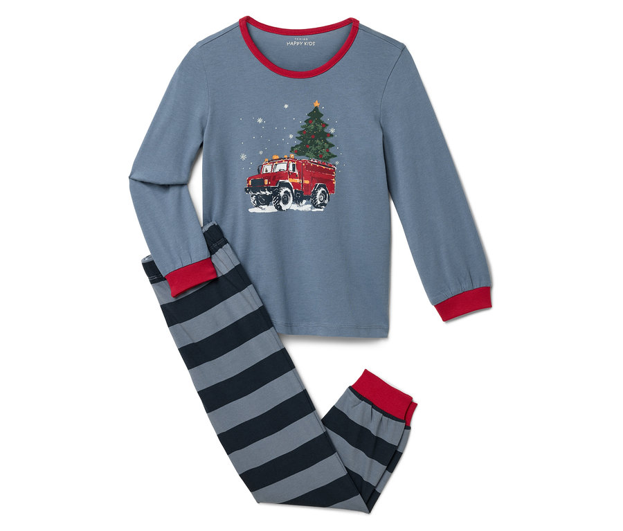 Blauer Schlafanzug mit roten Bündchen und einem Aufdruck eines Feuerwehrautos mit Weihnachtsbaum.