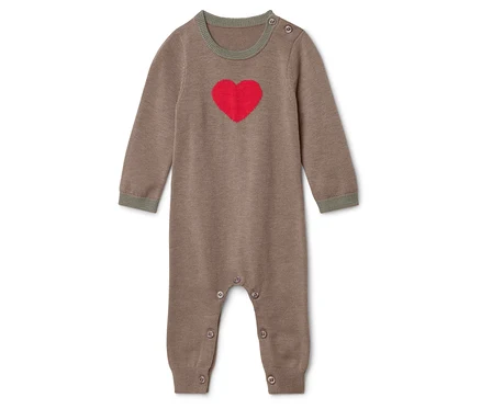 Brauner Baby-Overall mit langen Ärmeln und rotem Herz.