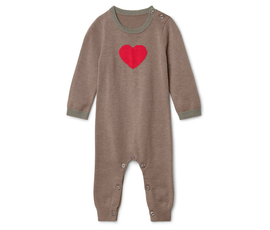 Brauner Baby-Overall mit langen Ärmeln und rotem Herz.