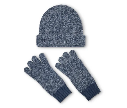 Eine blaue Strickmütze und ein Paar Handschuhe auf weißem Hintergrund.