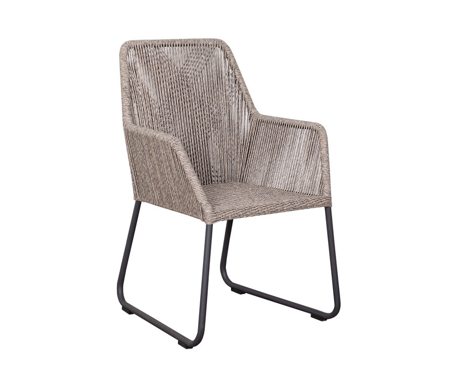 Detailansicht eines deVries 2 Dining-Sessels mit beigefarbenem Rattansitz und Armlehnen sowie schwarzen Metallbeinen.