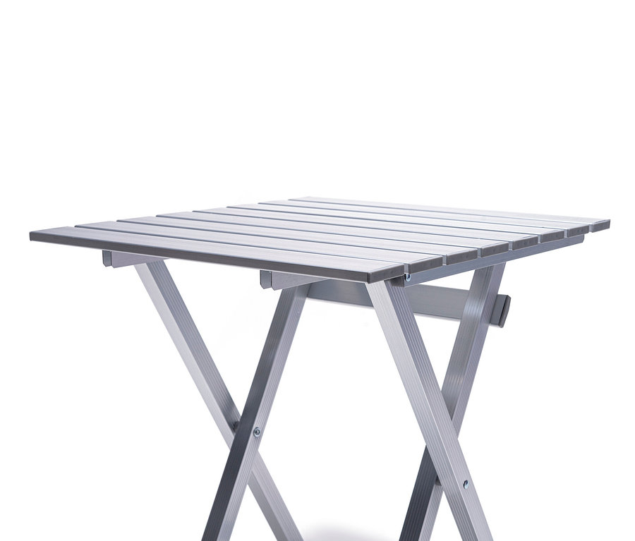 Camping-Alu-Tisch mit Lattenrost-Tischplatte und klappbarem Untergestell aus Alu-Rohr.