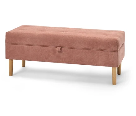 Rosa gepolsterte Bank mit Holzbeinen auf weißem Hintergrund.
