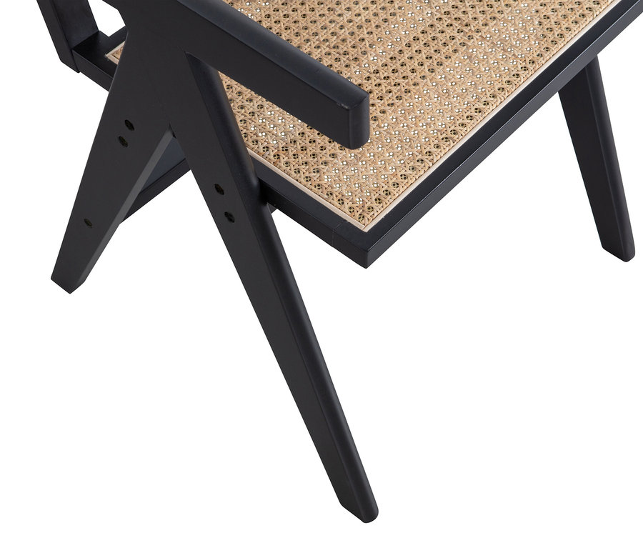 Detailansicht eines schwarzen Woood Esszimmerstuhls »Gunn« mit Rattansitzfläche.
