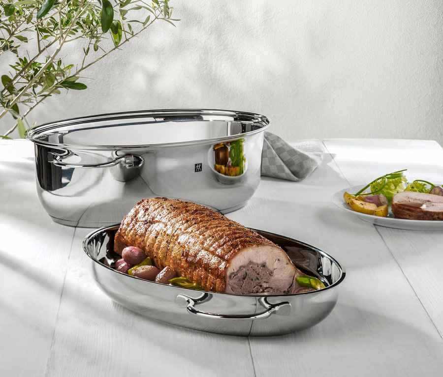 Braten in einer Edelstahlpfanne auf einem weißen Tisch.