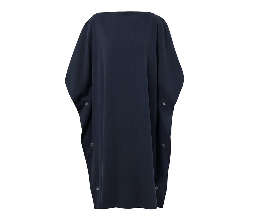 Dunkelblauer 2-in-1-Badetuch-und-Poncho mit Knöpfen an den Seiten.