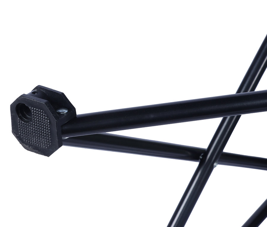 Detailaufnahme vom schwarzen Gestell eines Campingstuhls vom Typ Tambu Camping-Faltstuhl »ASANA«.