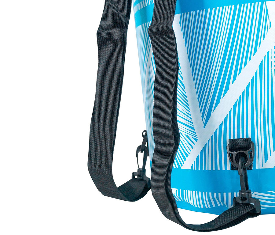 Detailansicht des blauen Spinera Dry Bag 40L mit weißen Streifen und schwarzen Gurten.