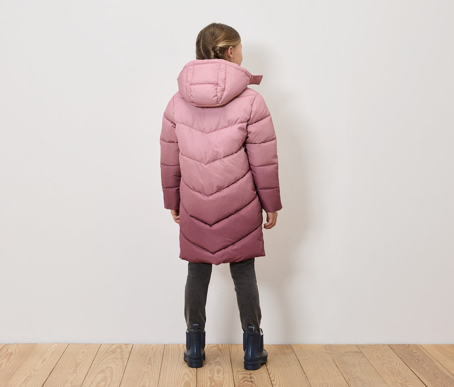 Mädchen mit dem Rücken zur Kamera trägt eine lange Steppjacke mit Kapuze, die von rosa zu lila übergeht.