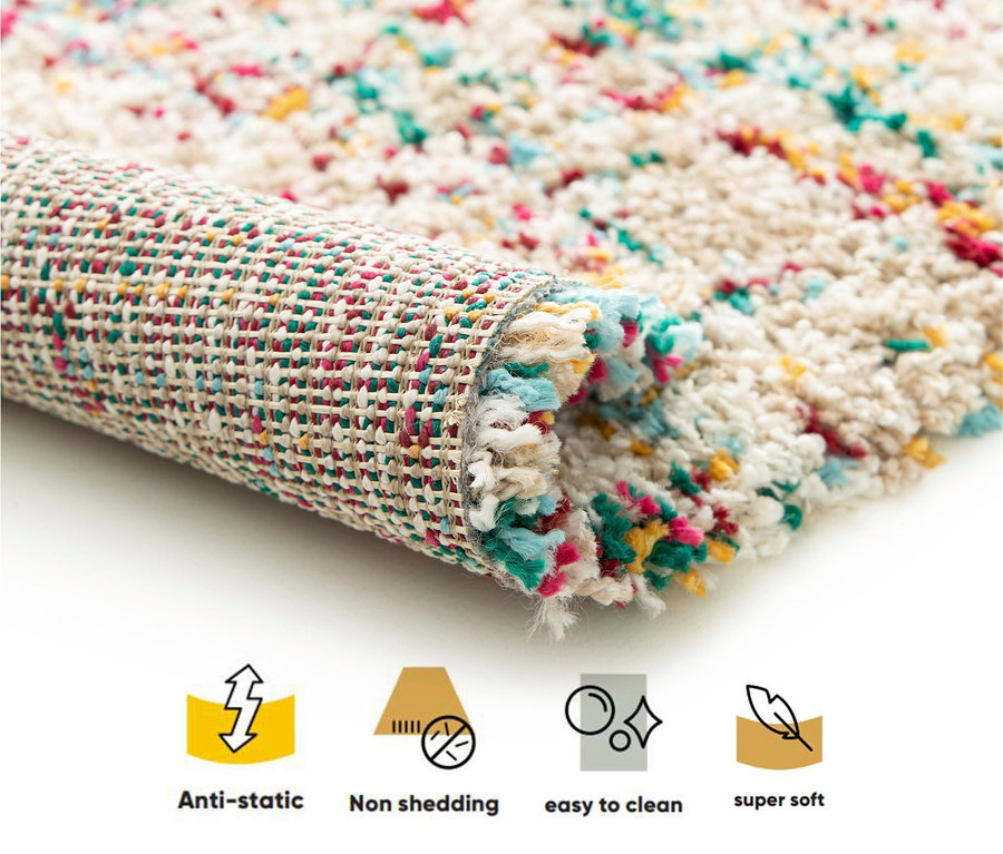 Detailansicht eines »Relic« Teppichs in gedeckten Pastellfarben.