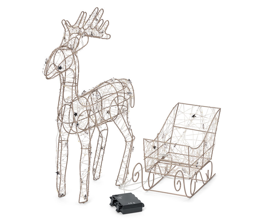 Draht Rentier und Schlitten mit Sternen und schwarzer Batterie auf weißem Hintergrund.