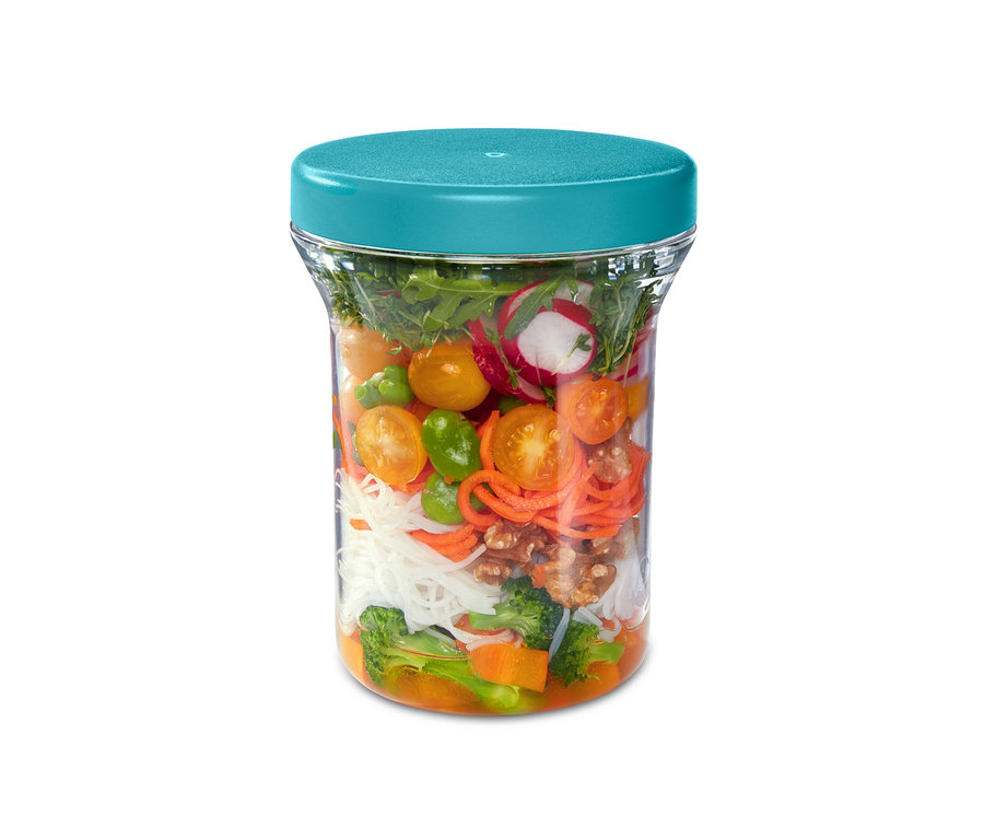 Salat in Früchte- und Salat-Box mit blauem Deckel.