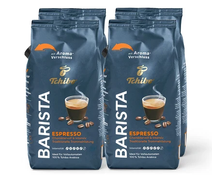 Vier Packungen Tchibo Barista Espresso Kaffee. Die Packungen sind dunkelblau mit einem Bild einer Tasse Espresso.