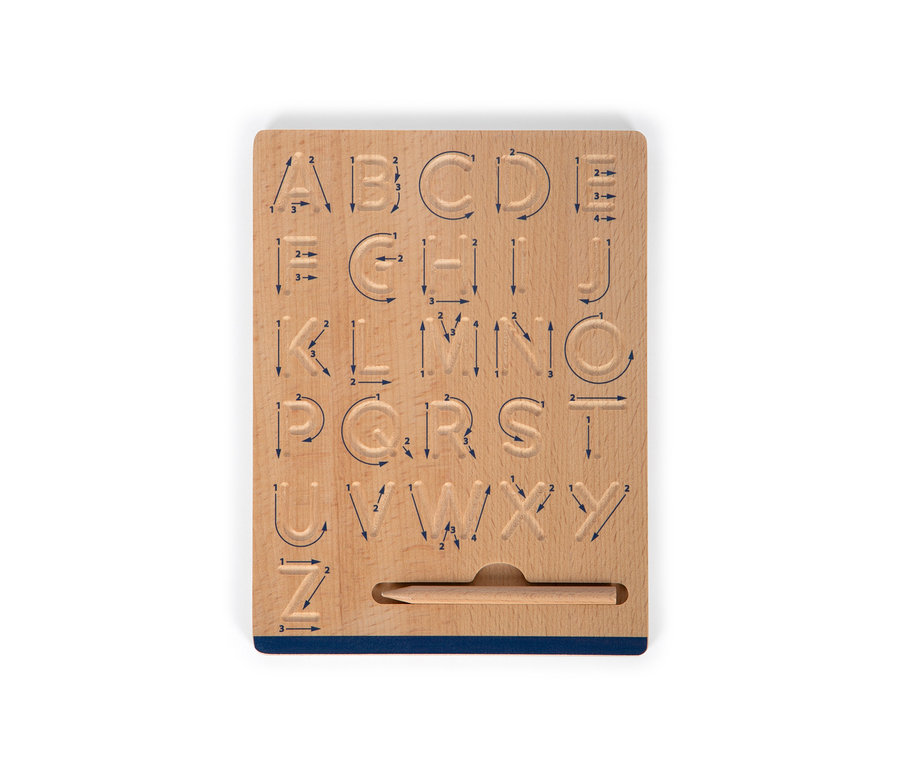 Ein Holzbrett small foot Schreibtafel »Educate« mit eingravierten Buchstaben des Alphabets und einem Holzstift.