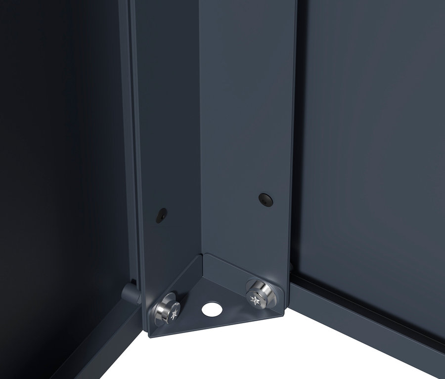 Detail einer Ecke eines grauen Pflanzkastens mit Einlegeboden, befestigt mit Schrauben.