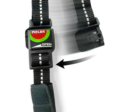 Nahaufnahme eines schwarzen Gurtes mit Melon-Logo und der Aufschrift "OPEN", der sich öffnet.