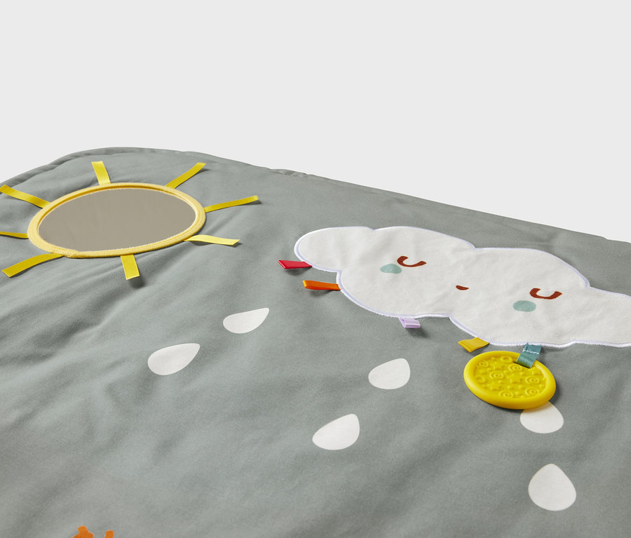Baby-Activity-Decke mit Sonne, Wolke und Regentropfen.
