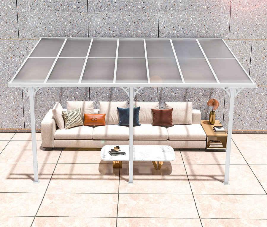 Terrasse mit weißer Terrassenüberdachung, Breite ca. 435 cm, Sofa und Couchtisch.