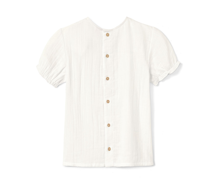 Detailansicht einer weißen Bluse mit kurzen Ärmeln und Knöpfen auf der Rückseite.