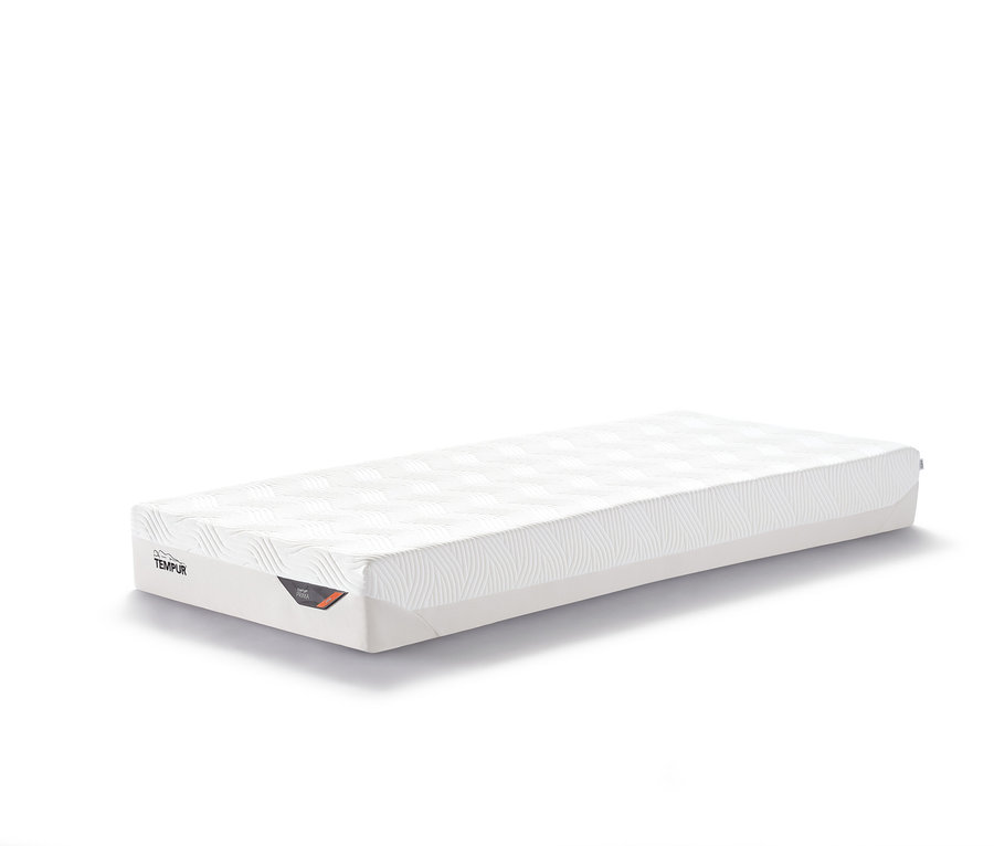 Eine einzelne, feste Tempur Matratze Prima liegt vor einem weißen Hintergrund.