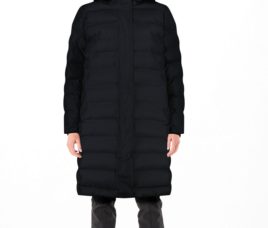 Frau trägt einen schwarzen CMP Damen-Steppmantel.