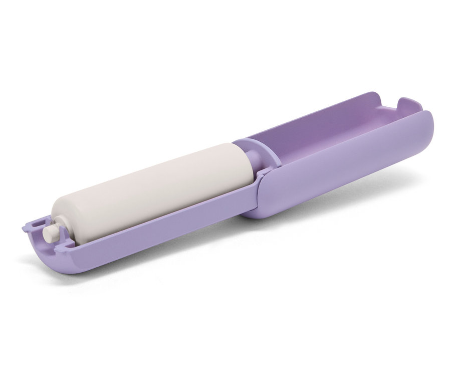 Lila Fusselrolle mit weißer Rolle im Inneren.