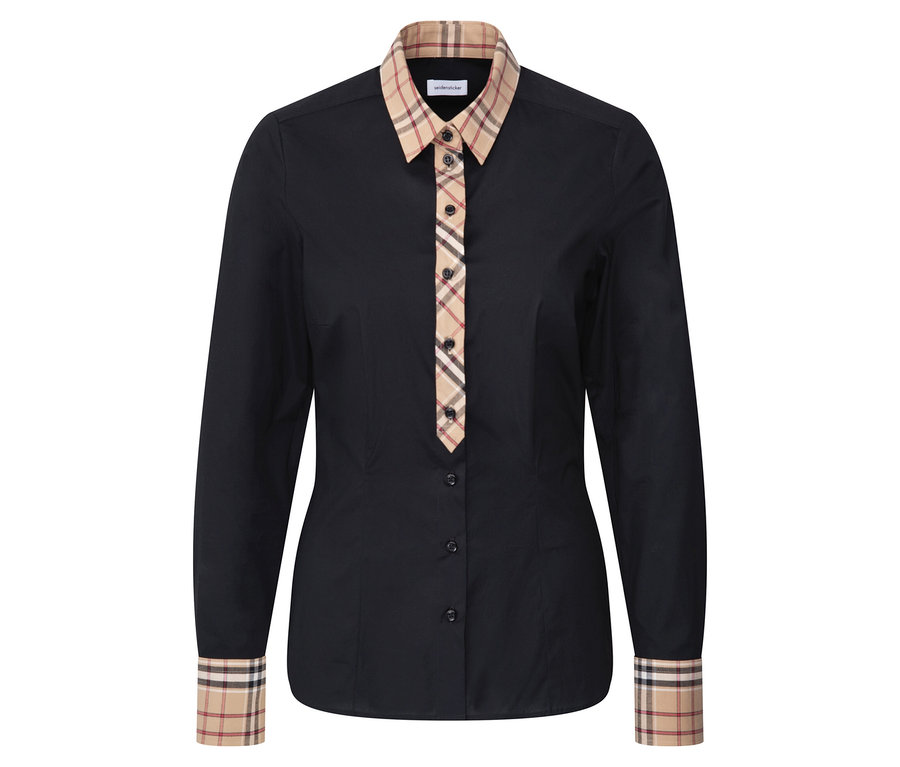 Ein schwarzes Langarmhemd mit kariertem Kragen und Manschetten.