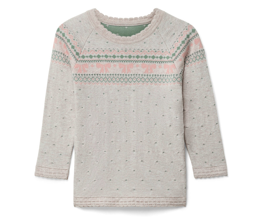Detail eines langärmeligen Pullovers mit Zierborte und Jacquardmuster in Rosa und Grün auf grauem Hintergrund.