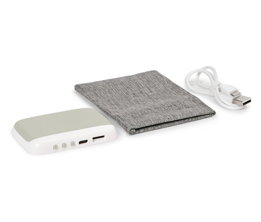 Eine graue Powerbank, eine graue Tasche und ein weißes USB-Kabel liegen auf einem weißen Hintergrund.