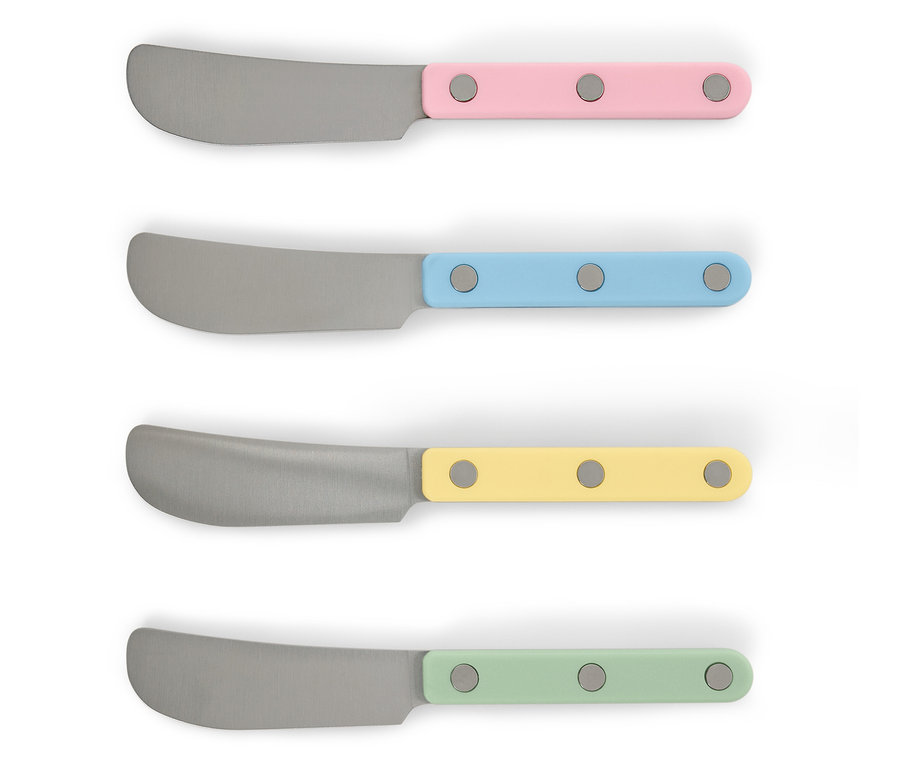 Vier Buttermesser mit farbigen Griffen in Rosa, Blau, Gelb und Grün.