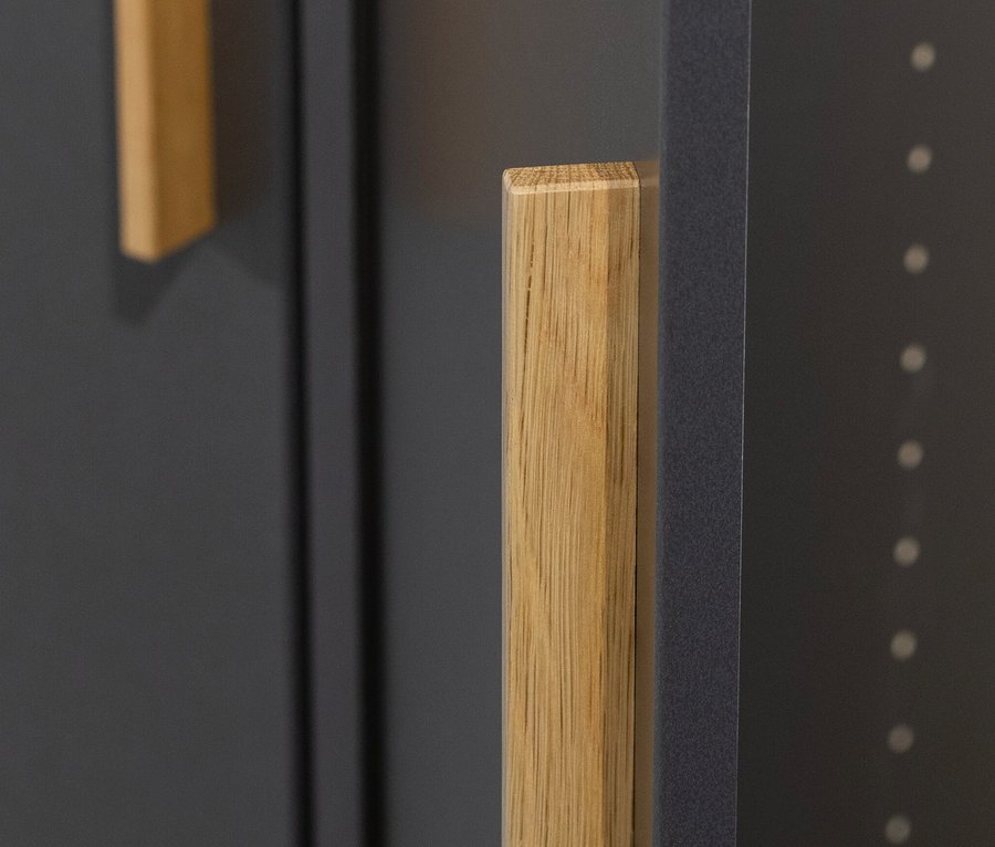 Detailansicht eines grau metallic Drehtürenschranks »Shinjo« von Rauch mit 3 Türen und 2 Schubladen.