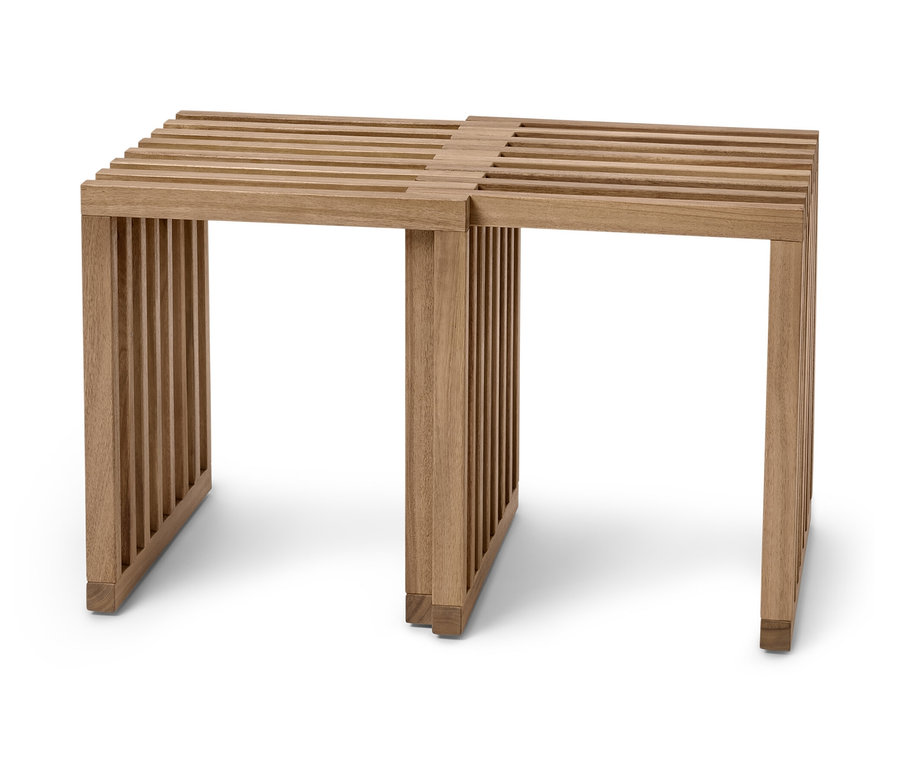 Ein ausgezogener Ausziehhocker aus Naturholz mit einer Sitzfläche aus Lamellen.