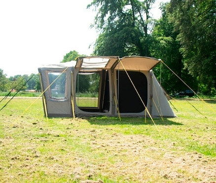 Aufgebautes Tambu 4-Personen-Familien-Luftzelt BISALA 4 auf einer Wiese.