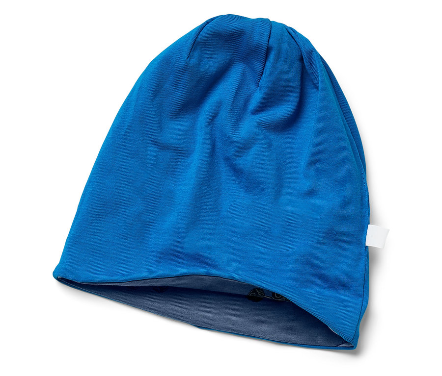 Eine blaue Strickmütze liegt auf einem weißen Hintergrund.