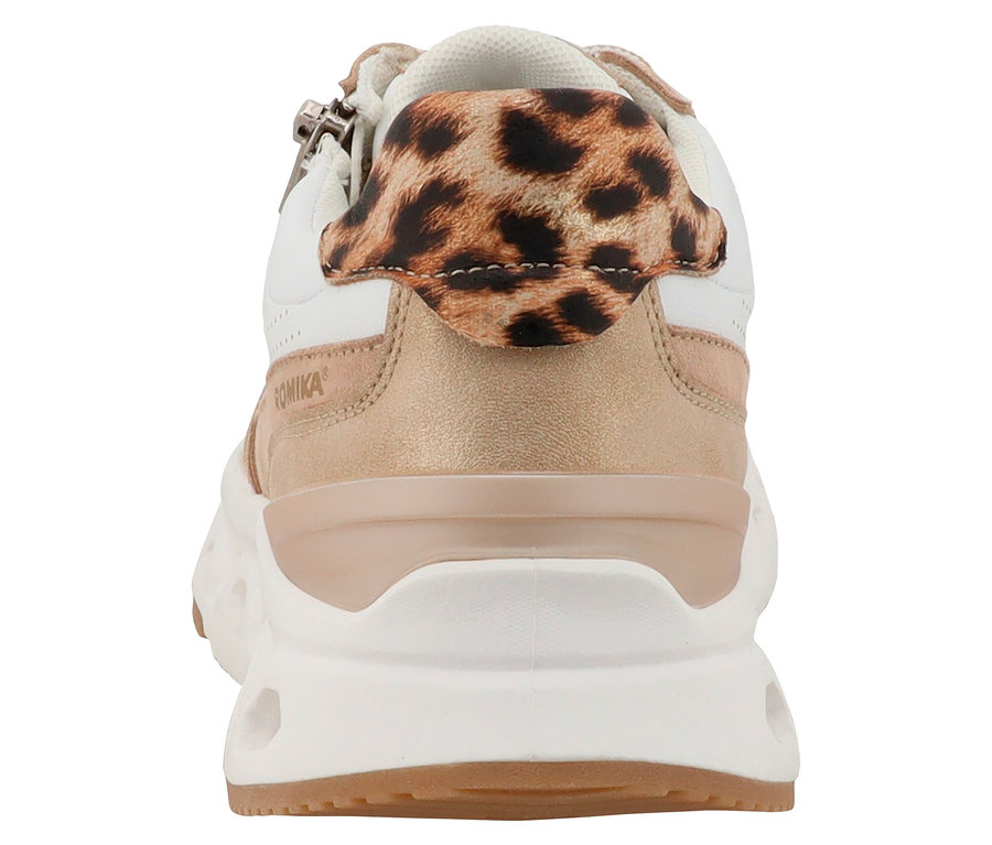 Rückansicht eines weißen Sneakers mit Leopardenmuster und goldenen Akzenten.