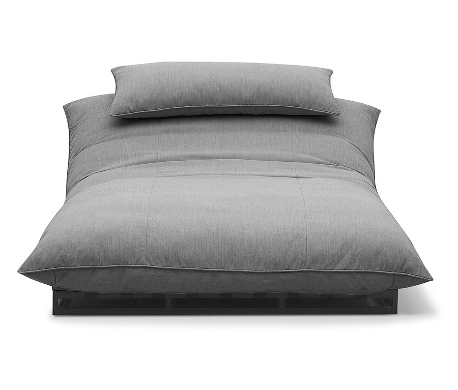 Graues Daybed mit einem Kissen auf einem dunklen Rahmen.