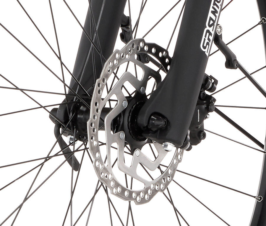 Nahaufnahme vom Vorderrad eines FISCHER Trekking-E-Bikes TERRA 2.2 ACTIVE mit großem Diamant Rahmen, das eine silberne Scheibenbremse und eine schwarze Federgabel zeigt.