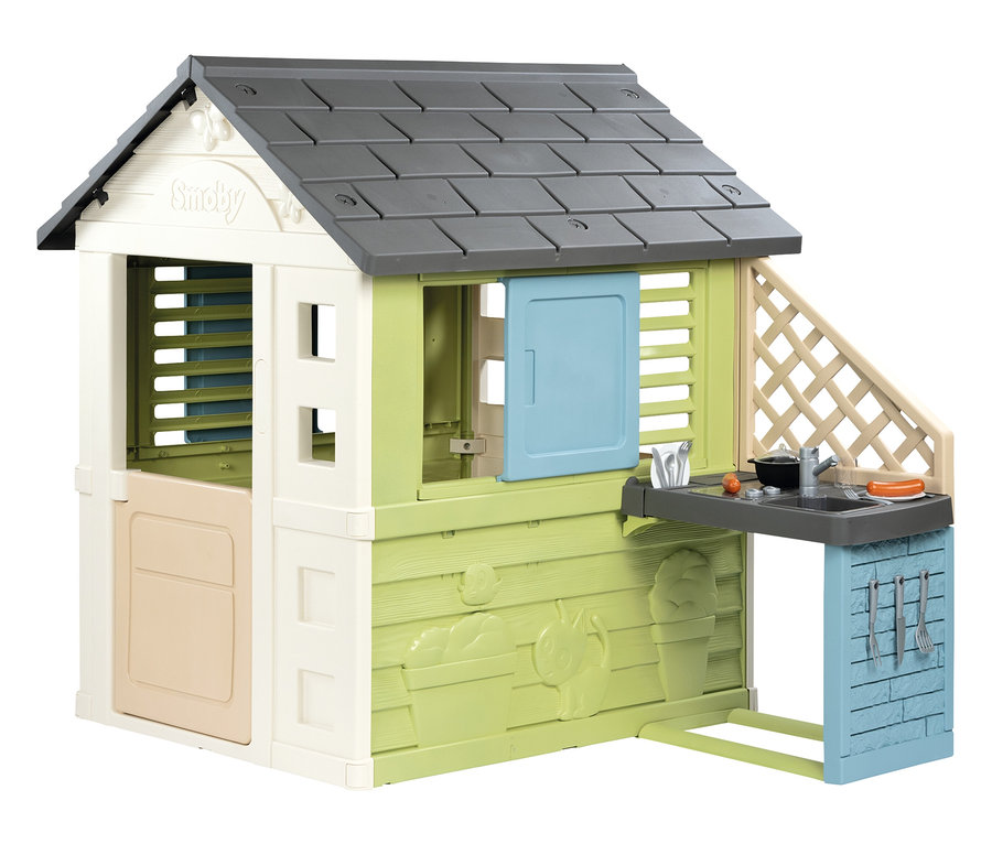 Ein Spielhaus mit grauen Dachziegeln, hellgrünen und cremefarbenen Wänden und einer Spielküche mit Spüle und Zubehör.