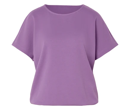 Lila, kurzärmeliges T-Shirt mit horizontaler Textur.
