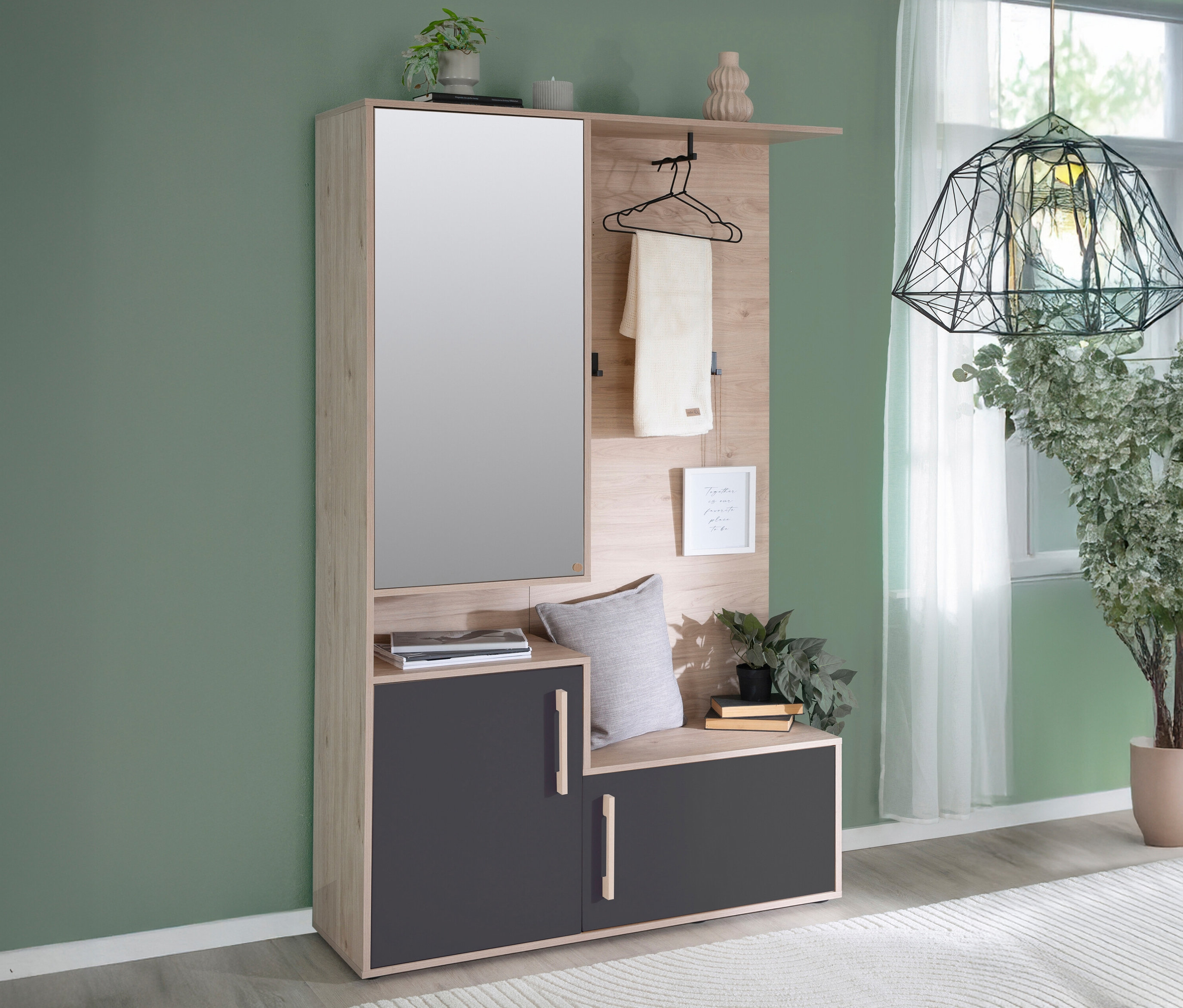 Anthrazitfarbene Roba Kompaktgarderobe »Entry« an grüner Wand mit Spiegel, Ablage und Stauraum.