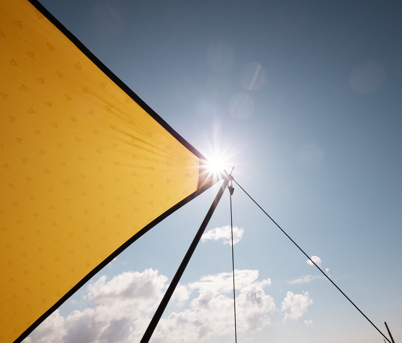 Gelbes Tambu »CHADA« Tarp/Sonnensegel ist mit Seilen befestigt, die zum Himmel mit Sonne und Wolken führen.