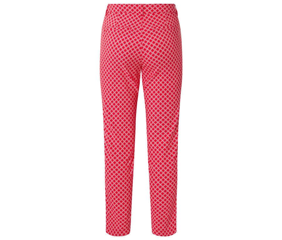 Rote Hose mit geometrischem Muster.