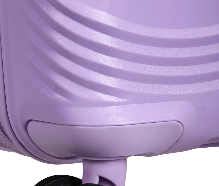 Nahaufnahme von den Rädern eines lila American Tourister Koffers.