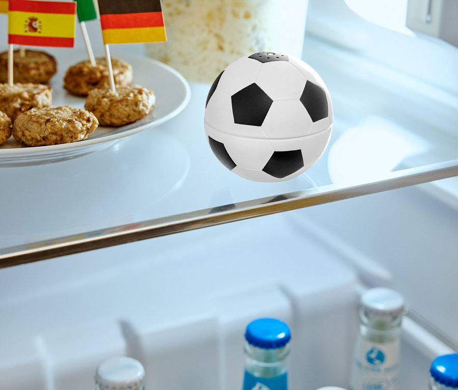 Im Kühlschrank liegen auf einem Teller mit Fähnchen versehene Fleischbällchen, eine Dose mit Essen und ein Fußball.