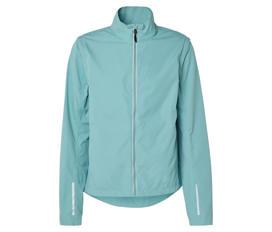 Eine hellblaue, lange Laufjacke mit Reißverschluss vorne ist vor einem weißen Hintergrund zu sehen.