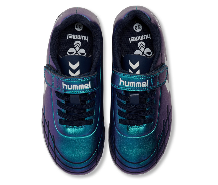 Draufsicht auf ein Paar grüne hummel® Top Star Turf JR Fußballschuhe mit Klettverschluss und Schnürsenkel.