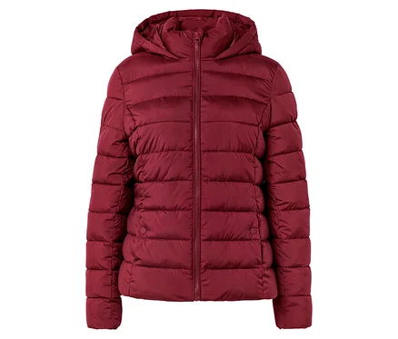 Rote Steppjacke mit Kapuze, vollständig geschlossen, auf weißem Hintergrund.