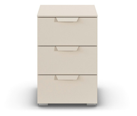 Beiger rauch Nachttisch »Holga« mit drei Schubladen vor einem weißen Hintergrund.